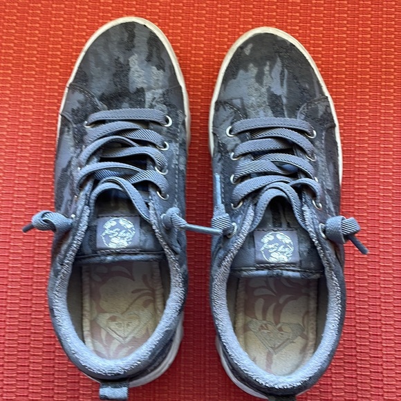 Roxy Surf sneakers. Gray Camo print Canvas/denim feel outside. Women’s size 6 - Picture 3 of 8